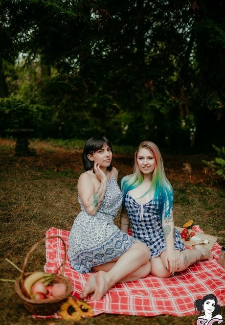 Rainn Suicide 女優 写真
