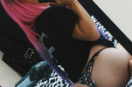 巨乳ストリップオンリーファンズ ヌード 画像