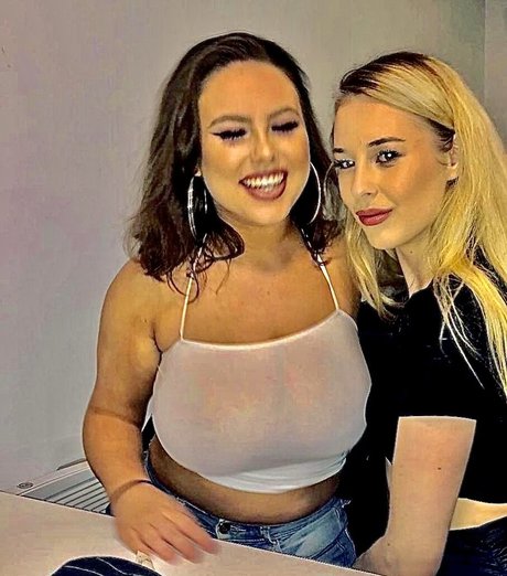 Emma Willis セクシーモデル 写真