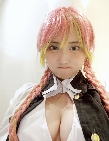 アジア人カップルオンリーファンズ ヌード 画像