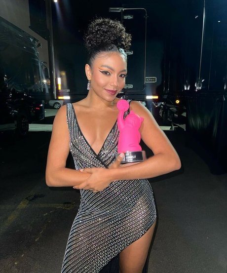 Any Gabrielly 裸のモデル 写真
