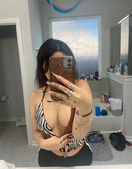 um alayna ポルノスター 写真