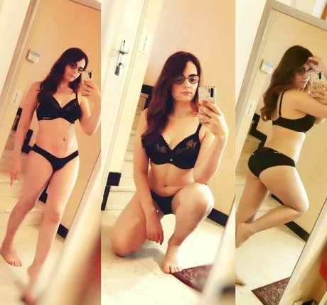 黒檀の足 オンリーファンズ セクシーヌード アーカイブ