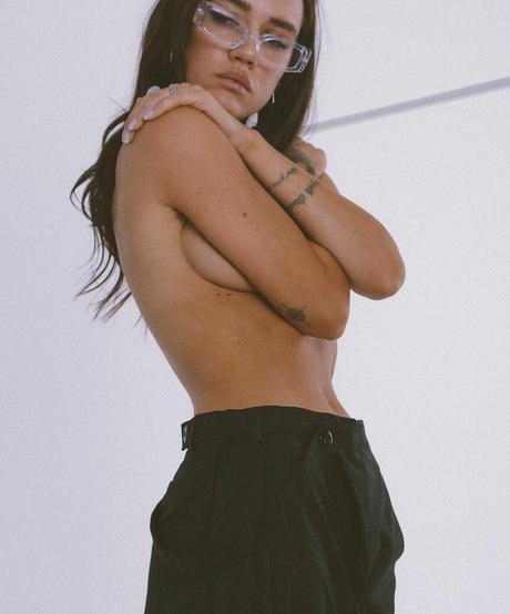 Madeleyn Kurg アート女優 写真