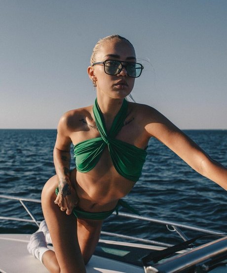 Madeleyn Kurg セクシーモデル 写真