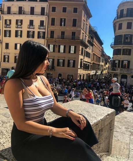 18歳のオンリーファンズ アートヌード 写真