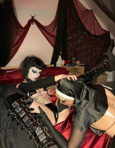 足を舐めるオンリーファンズ 無料ヌード 写真