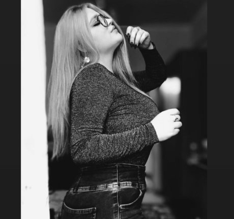 小さいペニスのオンリーファンズ アートヌード 写真