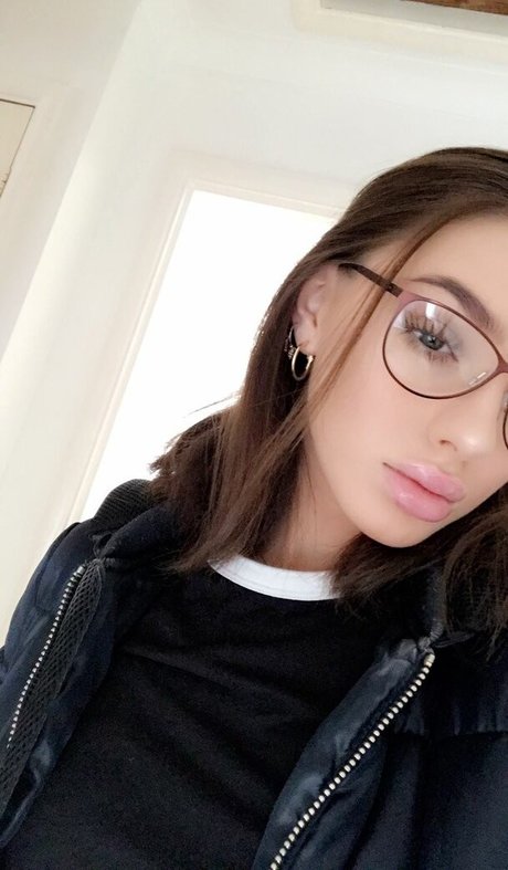 18歳のオンリーファンズ ポルノ 画像