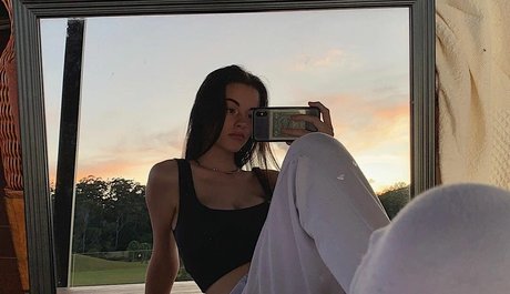 ブルネットのティーンオンリーファンズ セックス 画像