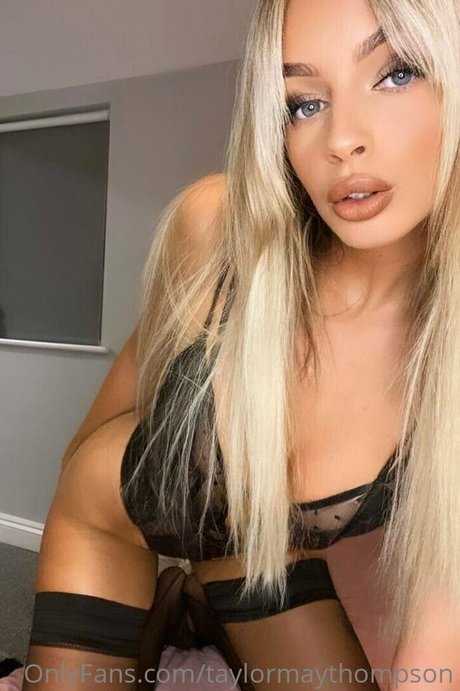 金髪巨乳オンリーファンズ ホット 画像