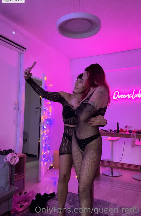 Queen Red ポルノスター 独占 写真