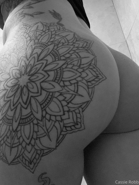 Cassie Robb BKFC 裸のモデル 画像