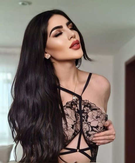 美しい黒檀のオンリーファンズ ホットヌード 写真