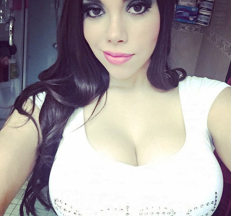 Claudia Guajardo 裸の女優 写真