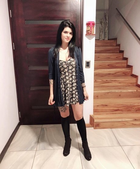 黒檀の厚いオンリーファンズ 美しいヌード 写真