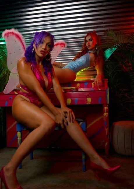 Frenemies セックスモデル 写真