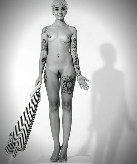 アジアンシャワー オンリーファンズ ヌード 写真