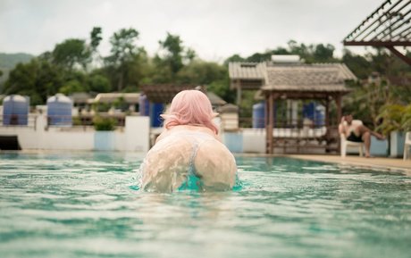 Caterpillar ヌードモデル 写真