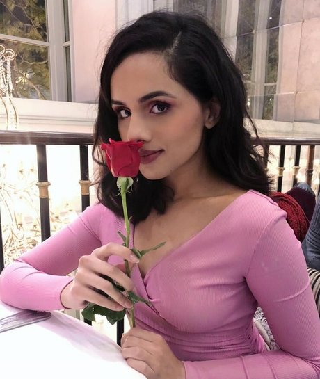 Aparna Brielle アートモデル ギャラリー