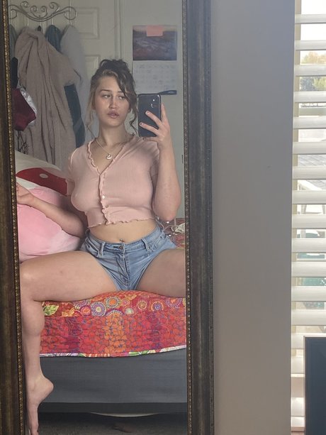Nerdy Neighbor Tay ポルノ女優 画像