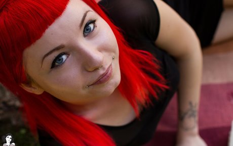 Bae Suicide 裸のモデル 写真