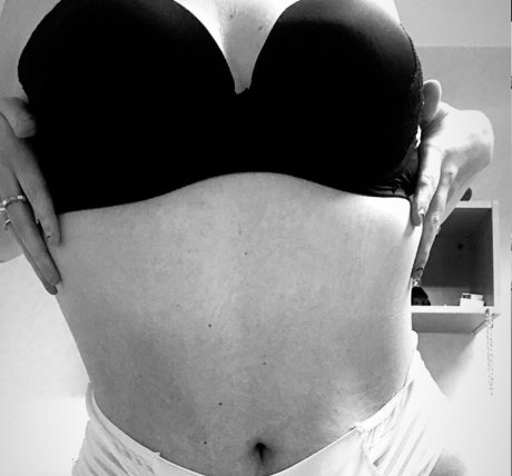 ana uhiram ヌードモデル ギャラリー