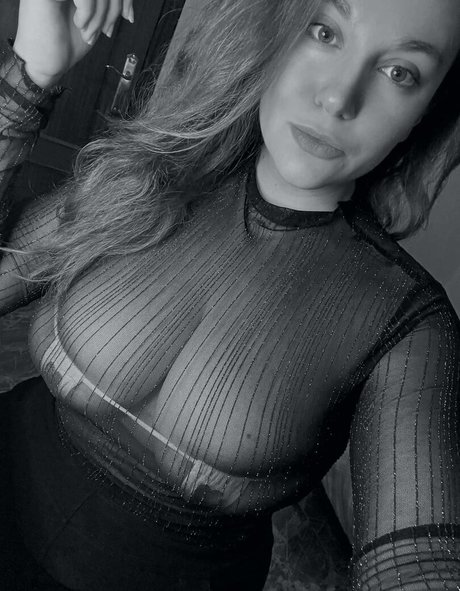 Carmen Curvy ポルノスター 裸 画像