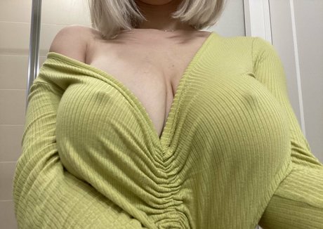 azulaasky 高品質モデル 写真