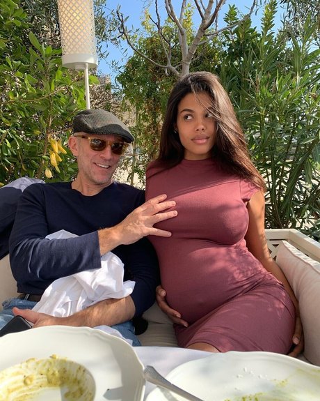 Tina Kunakey エロティック女優 画像