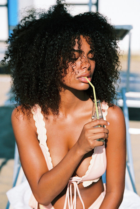 Tina Kunakey 美しいモデル 写真