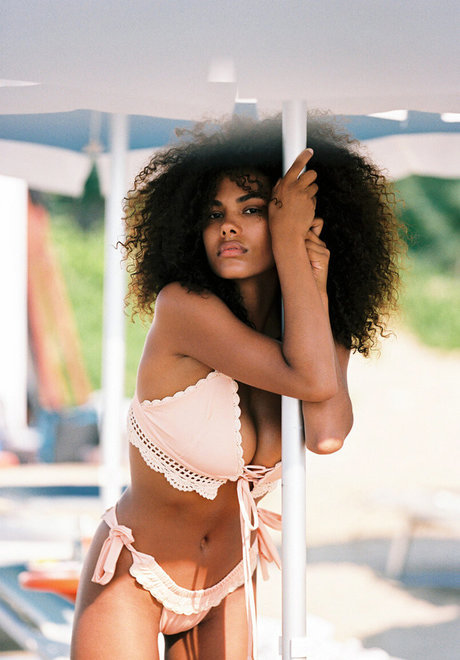 Tina Kunakey ポルノスター セックス 写真