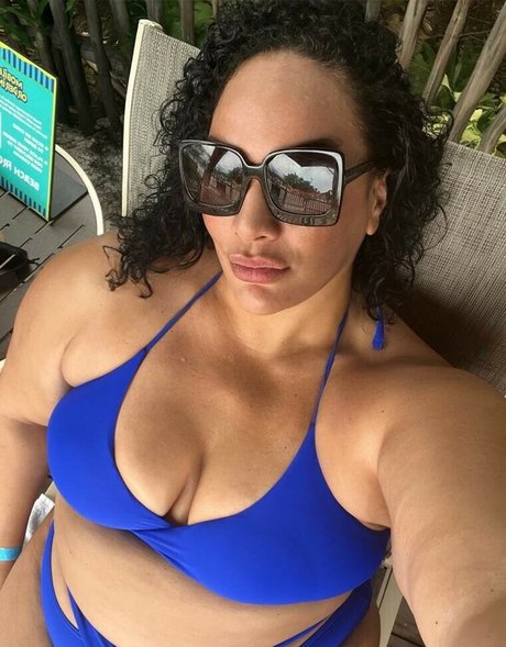 Nia Jax Lina Fanene ポルノモデル 画像