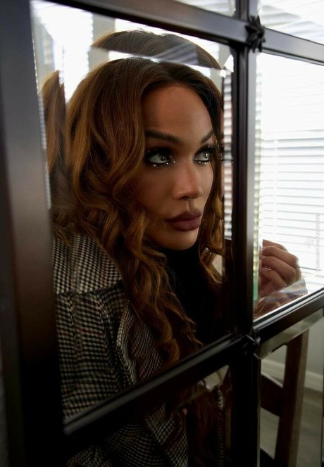Nia Jax Lina Fanene ポルノモデル 画像