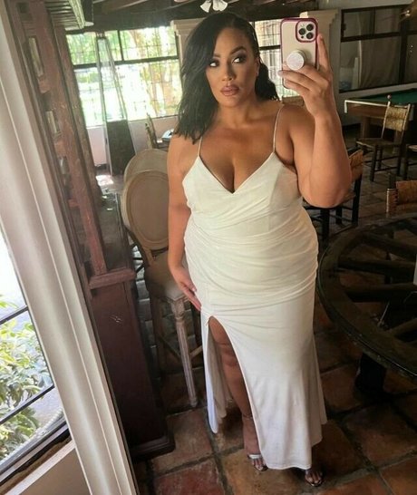 Nia Jax Lina Fanene ポルノスター ヌード 画像