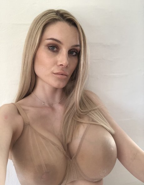 Anna Opsal かわいいモデル 写真