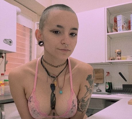 タトゥーを入れたニューハーフのオンリーファンズ 美しいポルノ 写真