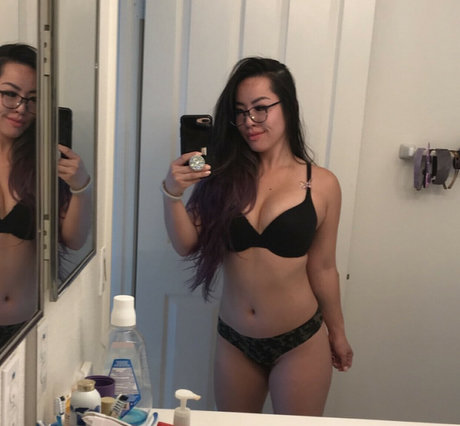 Yipnotiq セックス女優 写真