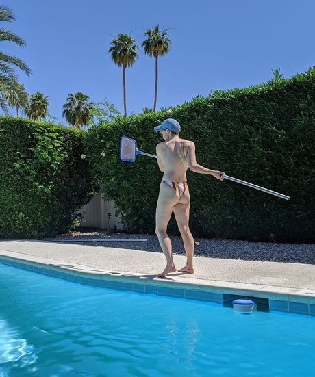 Hannah Hart ヌードモデル 画像