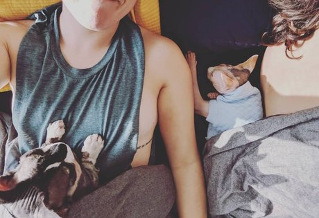 Hannah Hart 高品質のスター ギャラリー