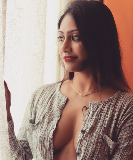 Yajnaseni ヌードモデル 画像