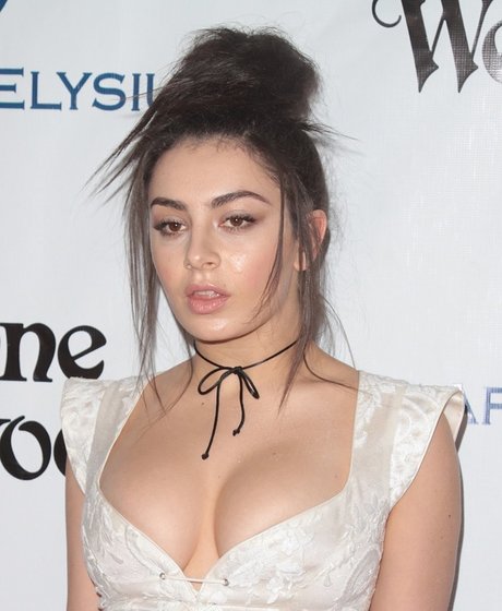 Charlie XCX セクシーモデル 画像