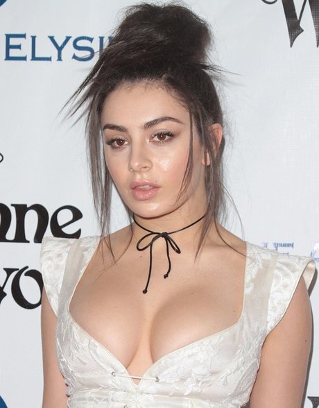 Charlie XCX XXXモデル アーカイブ