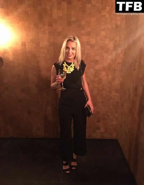 背の高い熟女オンリーファンズ アートヌード アーカイブ