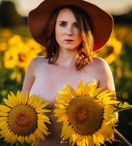 巨乳の熟女オンリーファンズ セクシーヌード 画像