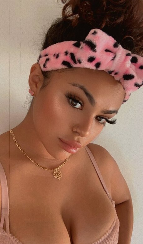 エボニーサマーオンリーファンズ セクシーヌード 写真