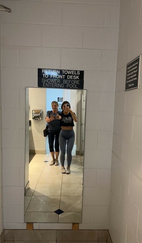 アジア人の指入れ オンリーファンズ アダルト 写真