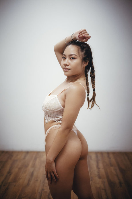 Victoria Kuang エロティック女優 写真