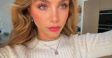 巨乳ストリップオンリーファンズ アートヌード 画像