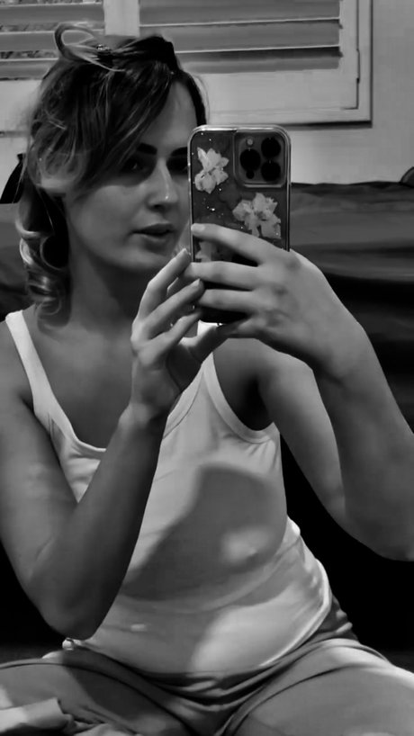 ミラーセルフィーオンリーファンズ ヌード 画像